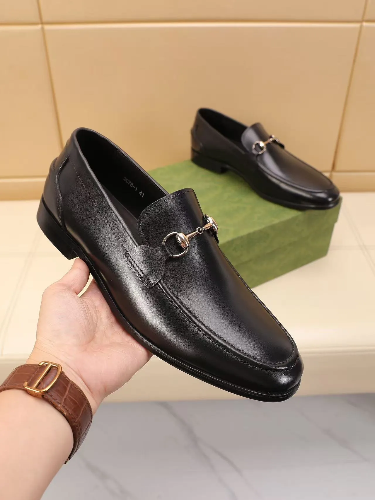 Men's men's shoes 💰440 🆘【GUCCI】Gucci ·🐂里· Hot-selling beanie shoes, top brand luxury, top quality, latest fashion beanie shoes.. The upper is made of original high mercerized smooth cow suede. (Full top-layer water-dyed 🐂 leather and lining). The original stylish and stylish soft rubber wear-resistant and non-slip outsole is light and comfortable on the foot, available in 2 colors! Matching code: 39-45 (38.46. Customized)
